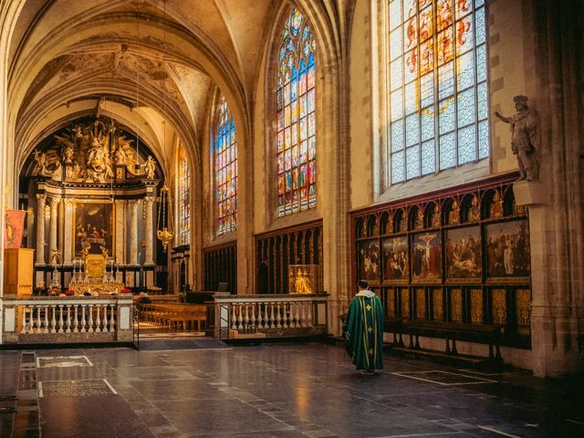 Light, history, and a quiet presence. · Onze-Lieve-Vrouwekathedraal, Antwerp
