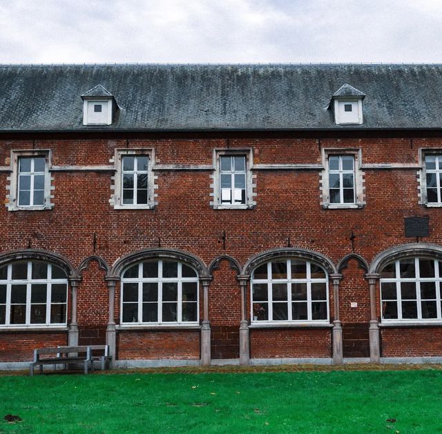 Brick and stone elegance. · Arenbergkasteel